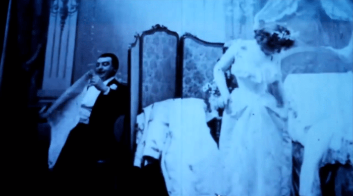 Foto přes wikipedii Podle dnešních standardů by tento film nebyl považován ani za PG hodnocený, ale už v roce 1896, kdy se tento špičkový kus kina dostal na obrazovky, svět se rozpoutal. Film je francouzský (samozřejmě) a nese název Le Coucher de la Mariée, ii zahrnuje scénu, kde si žena svlékne oblečení v koupelně, vykoupe se a pak se znovu oblékne. Va va va voom!