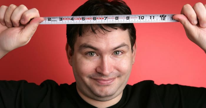 Foto přes drby Americký herec jménem Jonah Falcon má údajně největší světový penis s délkou 9,5 palce (24,13 cm), když je ochablý, a 13,5 palce (34,29 cm), když je vztyčený. Jonahovi bylo nabídnuto nespočet příležitostí vstoupit do pornoprůmyslu, ale důsledně odmítal s tím, že by to bylo