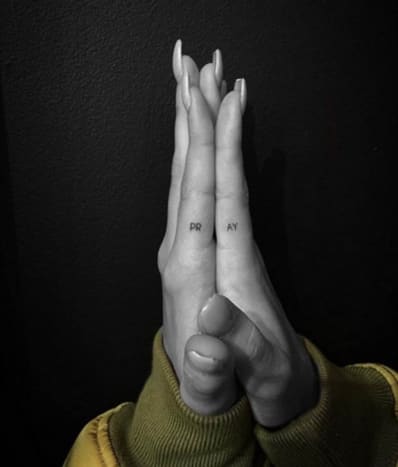 Hailey Baldwin Zusätzlich zu ihrem passenden Tattoo mit gebrochenem Herzen mit Kendall Jenner hat Hailey Baldwin mehrere andere Tattoos von JonBoy, darunter das „PRAY“-Tattoo an ihren Händen – entworfen von Kendall Jenner – das Mini-„Gente“-Tattoo an ihrer Hüfte, das winzige 