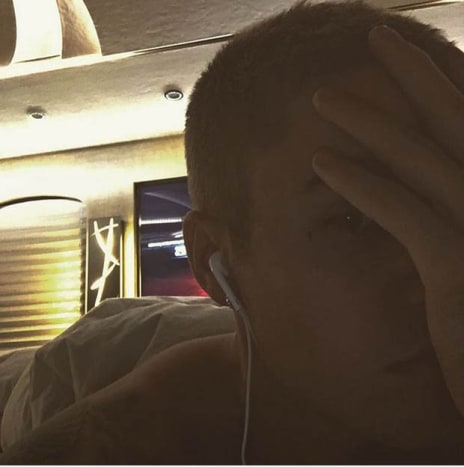 Justin BieberDas mit Abstand umstrittenste Tattoo des Sängers, das winzige Kreuz neben Justin Biebers Auge, wurde von keinem Geringeren als JonBoy gemacht. Laut dem prominenten Tätowierer symbolisiert das Miniaturkreuzstück die „Reise des Sängers, einen Zweck bei Gott zu finden“.