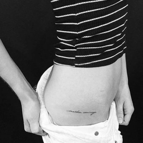 Haley RammX-Men: Die Schauspielerin von Last Stand, Haley Ramm, hat JonBoy erst letzte Woche beauftragt, ein Tattoo zu Ehren von Elizabeth Taylor auf ihrer Hüfte zu tätowieren. Der Ausdruck 
