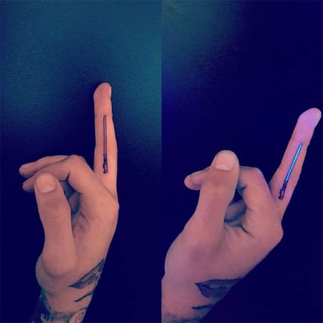 Zayn Malik Ehemaliger One Directioner, Zayn Malik, ist stolzer Besitzer eines von JonBoys kreativeren Mini-Tattoos – ein Star Wars-Lichtschwert an seinem Mittelfinger mit UV-Tinte, sodass es blau leuchtet, wenn es unter Schwarzlicht gesetzt wird.