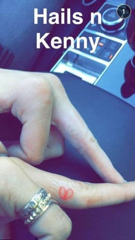 Kendall JennerGal kamarádi Hailey Baldwin a Kendall Jenner narazili na JonBoy v srpnu 2015, protože odpovídali tetování zlomeného srdce na prstech. Zatímco Hailey se rozhodla pro červené tetování, Kendall to zjednodušila nenápadným bílým kouskem. Kendall také nechala JonBoy inkoustovat malou bílou tečku, kterou si vytetovala na prst před dvěma měsíci.