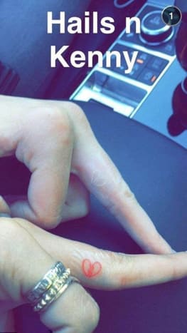 Die Kendall JennerGal-Freunde Hailey Baldwin und Kendall Jenner haben JonBoy im August 2015 kontaktiert, weil sie gebrochene Herz-Tattoos an ihren Fingern gefunden haben. Während Hailey sich für ein rotes Tattoo entschied, hielt es Kendall mit einem dezenten, weißen Teil schlicht. Kendall ließ JonBoy auch den winzigen weißen Punkt einfärben, den sie zwei Monate zuvor auf ihren Finger tätowiert hatte.