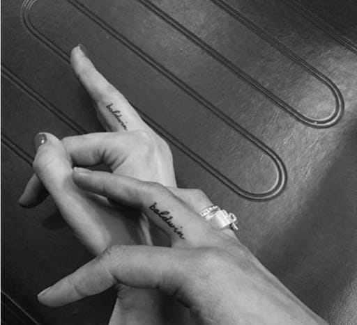 Ireland BaldwinKein Unbekannter in Sachen Tätowierungen, Hailey Baldwins Cousine Irland, rockt auch ein Mikro-Tattoo mit freundlicher Genehmigung von JonBoy – das winzige „Baldwin“-Tattoo, das sie letztes Jahr auf ihren Mittelfinger gefärbt hatte. Das Fingertattoo passt zu dem gleichen Stück, das Hailey auch auf den gleichen Finger eingefärbt hat, und schließt sich dem französischen 