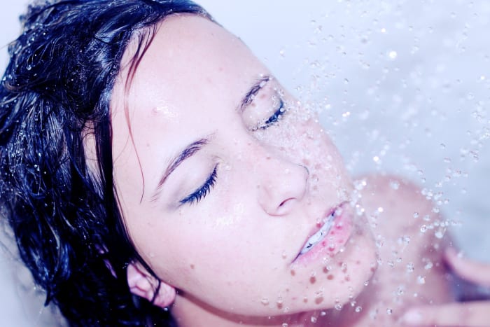 Foto via pixabayZwei Gründe, warum dein Gas in der Dusche so viel schlimmer riecht. Erstens gehen wir davon aus, dass Sie zwischen dem Austritt des Gases aus Ihrem Hintern und dem Erreichen Ihrer Nase keine Kleidung tragen, die als Filter fungiert. Zweitens verstärkt die Hitze und Feuchtigkeit, die durch die Dusche erzeugt wird, den Geruch des Furzes.