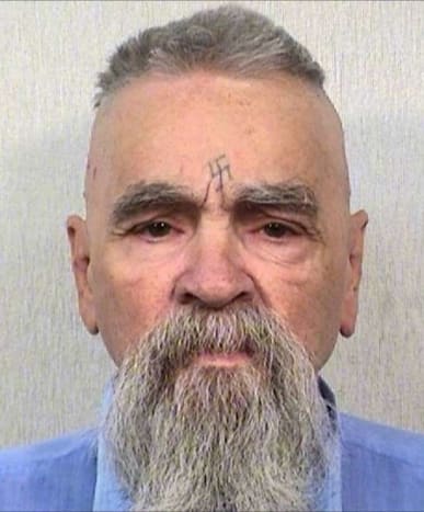 Fotografie přes AmericanSecurity Do prvních tří musíme zahrnout nechvalně proslulého Charlese Mansona. Aby Manson během svého procesu v sedmdesátých letech 20. století ukázal světu svou neúctu k celé společnosti (jako by nestačilo zorganizovat vraždu sedmi lidí)