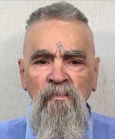 Foto via AmericanSecurityWir müssen den berüchtigten Charles Manson in die Top 3 aufnehmen. Um der Welt seine Missachtung der Gesellschaft im Allgemeinen zu zeigen (als ob es nicht genug wäre, den Mord an sieben Menschen zu orchestrieren), schnitzte Manson während seines Prozesses in den 1970er Jahren ein