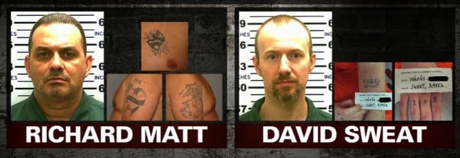 Foto via cnnBei einem Gefängnisausbruch im Jahr 2015 schafften es ein Paar Mörder, Richard Matt und David Sweat, aus der Gefängniseinrichtung und in die allgemeine Bevölkerung. Eine landesweite Fahndung wurde eingerichtet und die Behörden veröffentlichten Fotos ihrer Tätowierungen an die Öffentlichkeit, um die Identifizierung der beiden zu erleichtern. Matt hatte ein Marine Corps-Logo und einen Adler auf seiner rechten Schulter, eine Schlange auf seiner linken und zwei ineinander verschlungene Herzen auf seiner Brust. Schweiß hat ein All-Caps