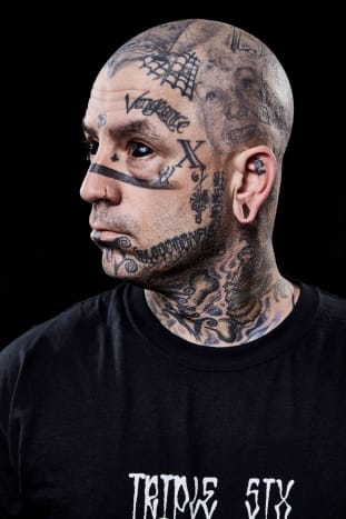 Foto od @shootmepeter Doufáme, že jeho příběh může inspirovat ostatní, aby se podělili o své zkušenosti s nekonvenčním inkoustem a pomohl bojovat s předsudky vůči silně upraveným.