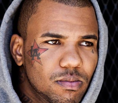 Foto über Inverse.comDer Rapper Jayceon Terrell „The Game“ Taylor, der vor allem für seine Verbindung mit der ehemaligen Rap-Gruppe G-Unit bekannt ist, hat eine ganze Geschichte über seine Gesichtstattoos zu erzählen. Das „LA Dodgers“-Tattoo, das so ziemlich „genau da“ ist, ist eine Vertuschung eines ehemaligen Schmetterlings-Tattoos, das er bekam, als er sich von G-Unit trennte. 