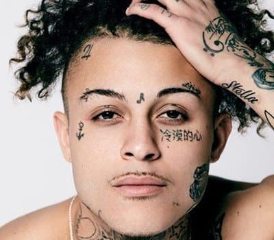 Lil Skies Rapper Lil Skies (الاسم الحقيقي Kimetrius Foose) هو أيضًا جزء من مشهد الموجة الجديدة لسحابة الصوت ، وعلى الرغم من أنه يمتلك بعض الأوشام الصغيرة ، فإن الدافع وراءها قد يثير اهتمام الجميع ، سواء كانوا معجبين أم لا. قال في مقابلة مع VladTV ،