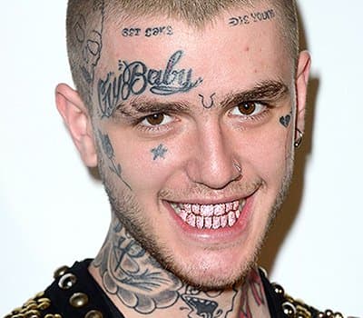 Lil PeepDer 21-jährige Rapper, der vor nicht allzu langer Zeit die Welt schockierte, als er an einer versehentlichen Überdosis Drogen starb, war bekannt und beliebt für seine verrückten Gesichtstattoos. Laut tattoosme.com sprach er über einige seiner Tätowierungen, einschließlich seiner Gesichtstattoos,
