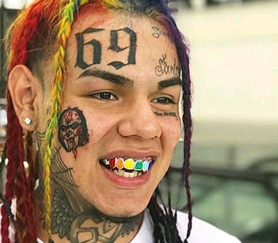 Tekashi69Wie sein Name schon sagt, hat Rapper 6ix9ine oder Tekashi69, der mit bürgerlichem Namen Daniel Hernandez heißt, meist die Nummer 69 am ganzen Körper tätowiert. Darunter eine große Zahl 69 auf seinem Gesicht. Der Grund dafür ist offenbar bandenbezogen.