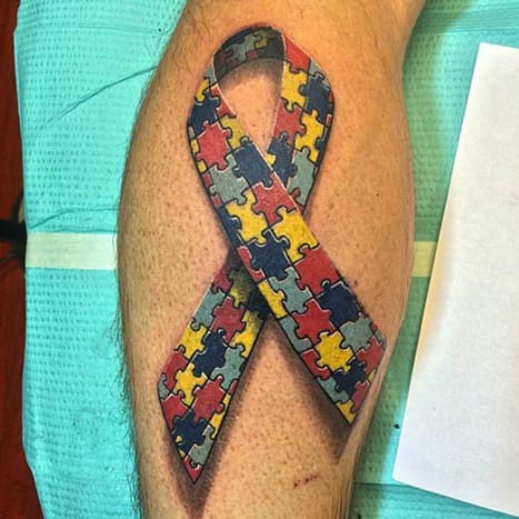 Šířit zprávu Mnohokrát se tetování používá k šíření povědomí o příčině. Toto tetování představuje povědomí o autismu.