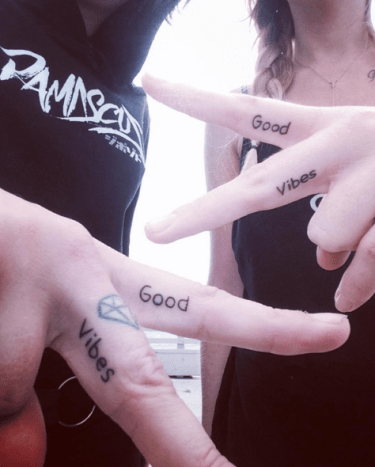 To Be Spontaneous Dies ist die Zeit, in der Sie und Ihre BFF gelangweilt sind, also gehen Sie in den Tattoo-Shop und holen sich passende Finger-Tattoos.