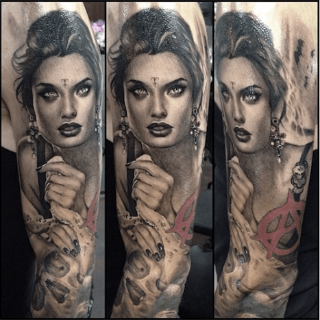 Garage InkTeneile Napoli's Garage Ink ist Australiens angesehener All-Girl-Tattoo-Shop. Der Shop in Queensland bietet hochwertige Arbeiten von einigen der talentiertesten Frauen der Tattoo-Branche, die von den charakteristischen schwarz-grauen Pin-ups von Napoli über Farbrealismus bis hin zum kosmetischen Brauen-Tattoo reichen. (Tätowierung von Teneile Napoli)