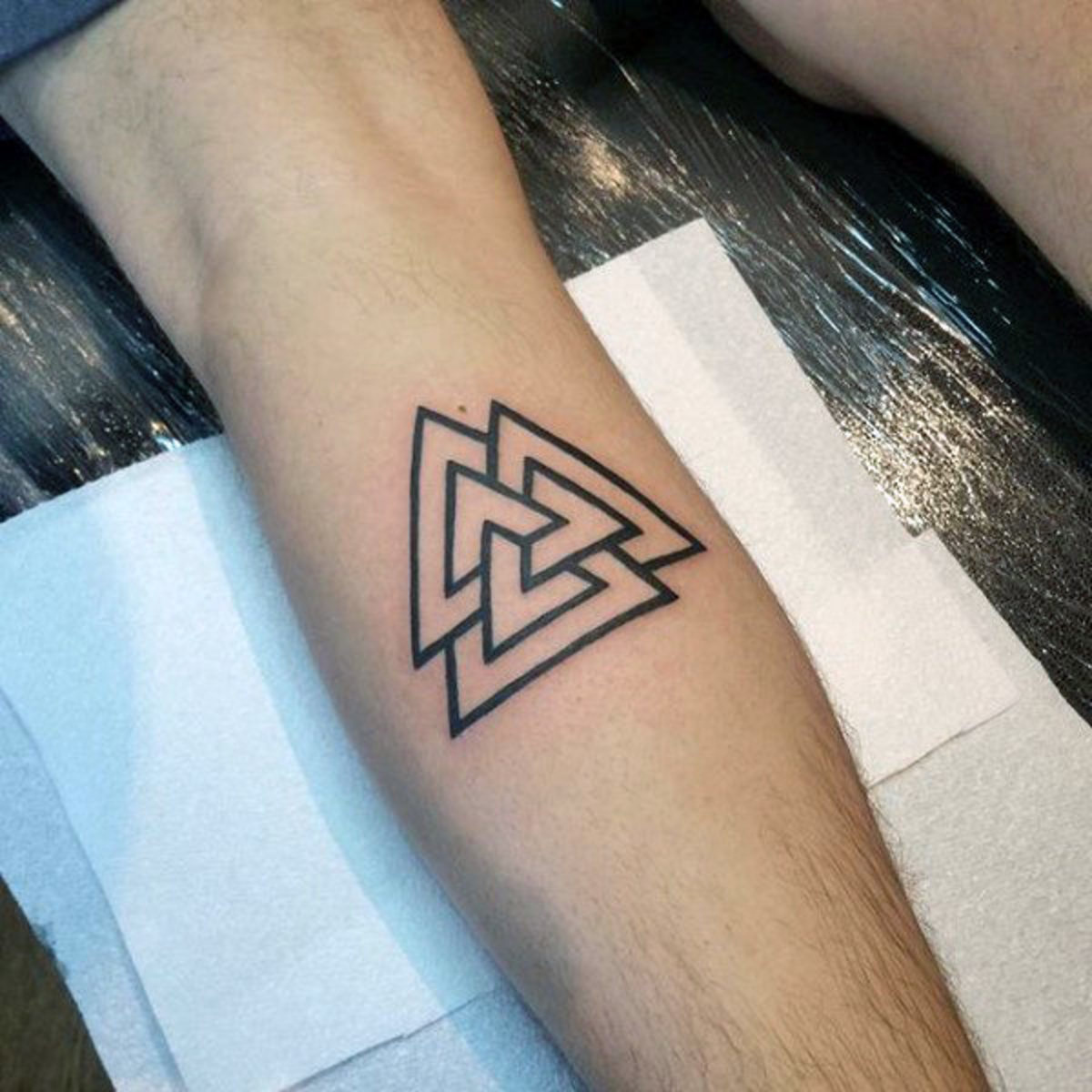 creative-black-ink-male-valknut-leg-tattoo-inspiration