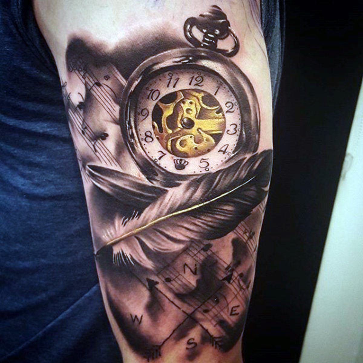 erstaunliche-engel-feder-und-flammende-taschenuhr-tattoo-unterarme-männchen