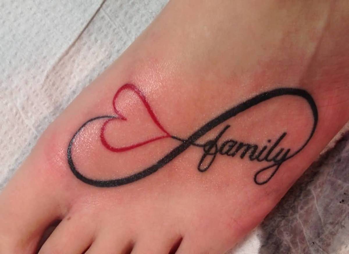 Liebe-Familie-Unendlichkeit-Symbol-Tattoo-auf-Fuß