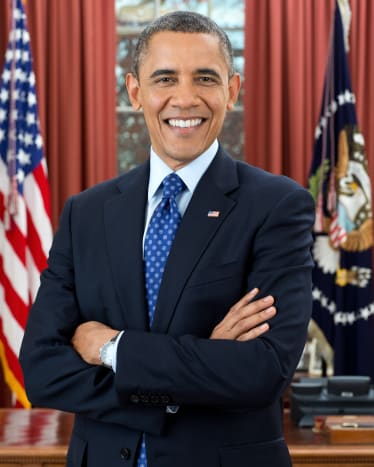 Prezident Barack Obama je vyfotografován během prezidentského portrétu sedícího na oficiální fotografii v Oválné pracovně, 6. prosince 2012. (Oficiální fotografie Bílého domu od Pete Souza)