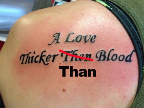 Proveďte korekturu svého tetování. Ne, vážně, ROZDĚLTE SVÉ TATTOO. To platí zejména pro jména a cizí jazyky. Tetovací umělec se bude snažit ze všech sil, ale nikdy neuškodí mít druhou osobu, která by si to mohla dvakrát ověřit.