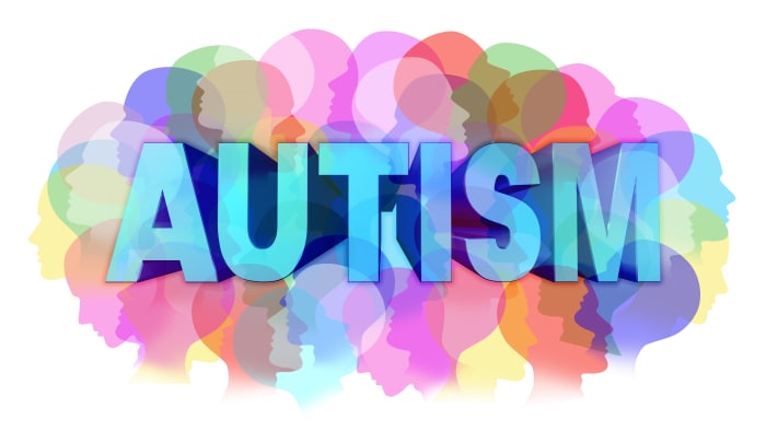 Autismusdiagnose und autistisches Störungskonzept oder ASD-Konzept als Gruppe menschlicher Gesichter, die das Farbspektrum als Symbol für psychische Gesundheitsprobleme für medizinische Forschung und Unterstützung und Ressourcen für die gemeinschaftliche Bildung zeigen.