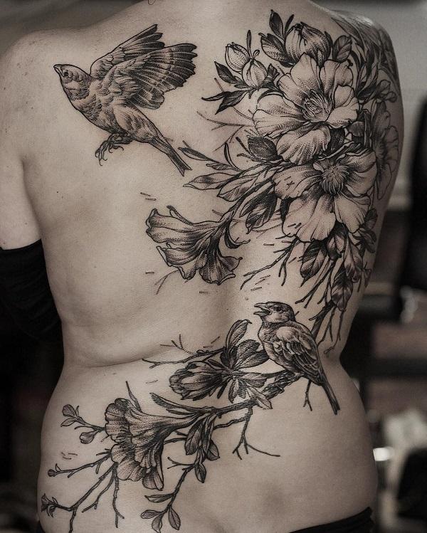Vögel mit Blumen Rückentattoo