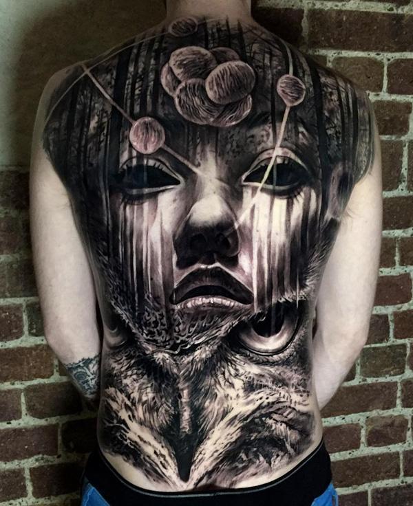 Tattoo von Frau und Eule auf dem Rücken