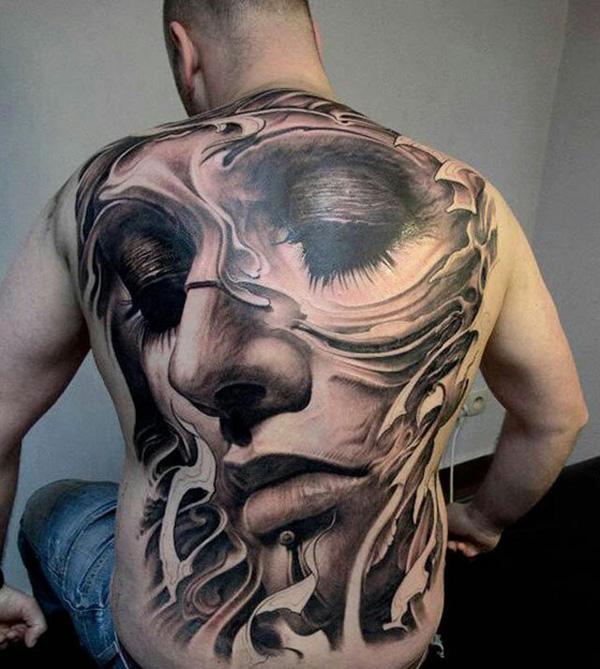 Schmelzendes Portrait Tattoo am ganzen Rücken