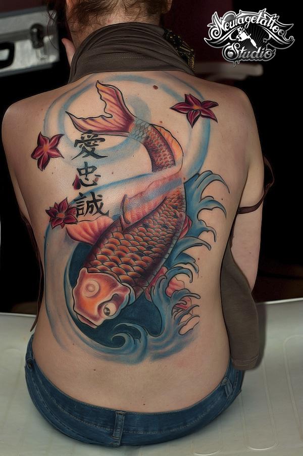 Girly Tattoo mit farbigem Koi Fisch, Welle und Sternen