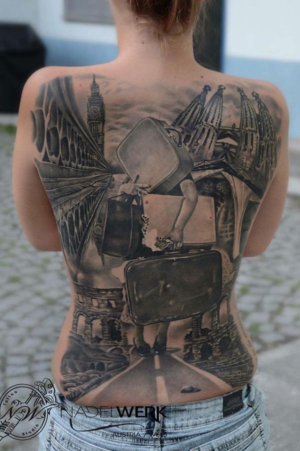 Tattoo am ganzen Rücken am Stadtleben - Umzug in Graustufen