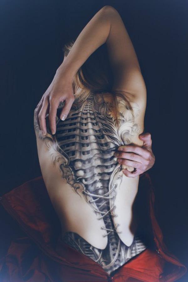 Schreckliches Tattoo mit offenem Rücken am Rücken