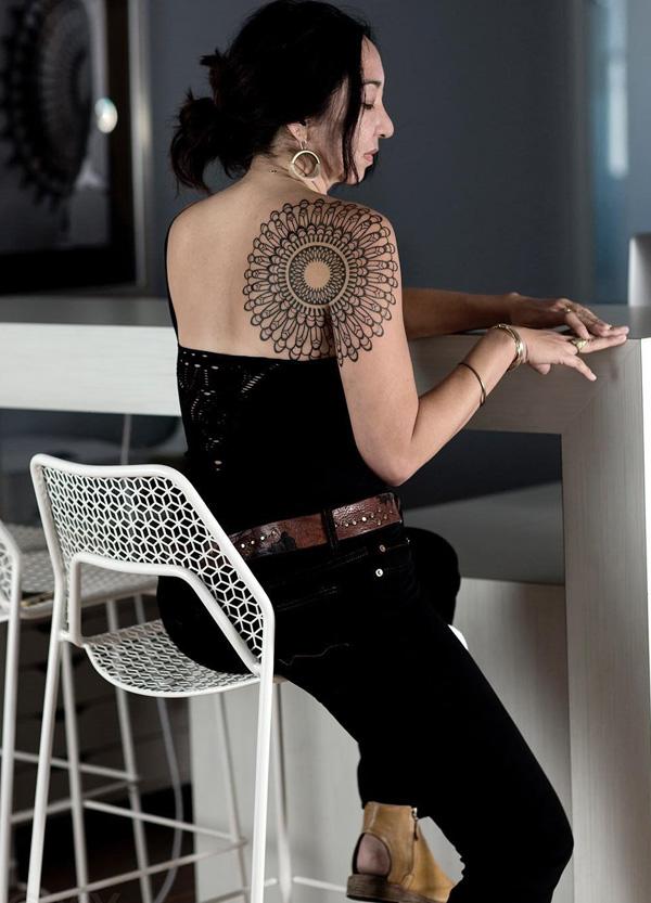 Mandala Tattoo am oberen Rücken