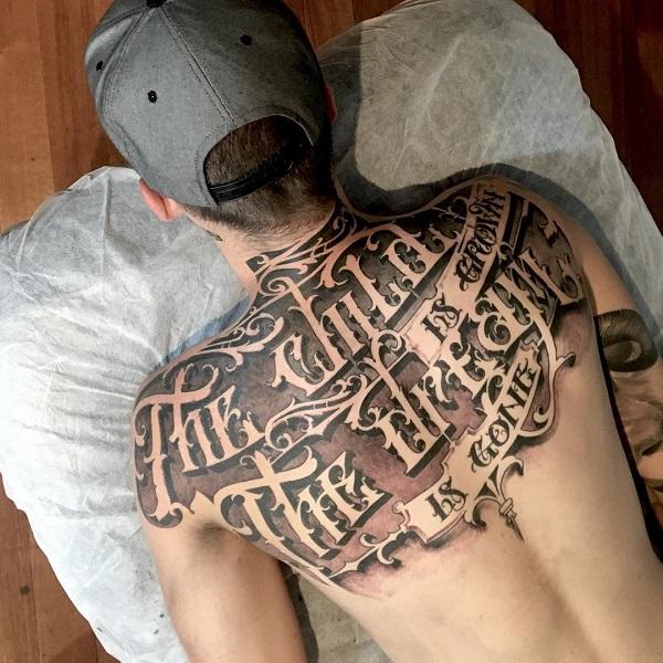 Tolles Tattoo am oberen Rücken für Männer