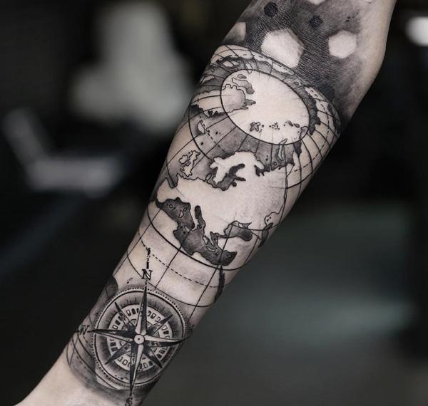 Mapa světa a námořní kompas