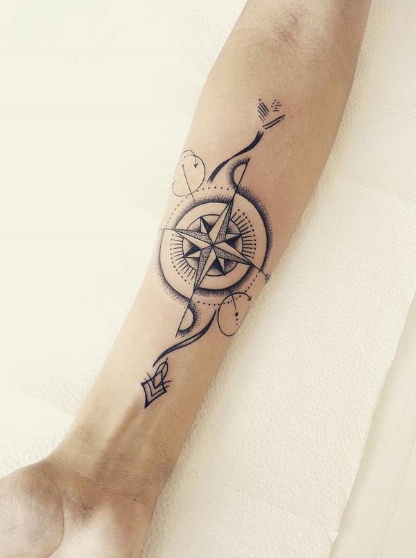 Elegantní design tetování větrné růžice na předloktí pro dívky