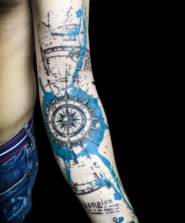 Tetování s plným rukávem s námořním kompasem a mapou ve stylu akvarelu
