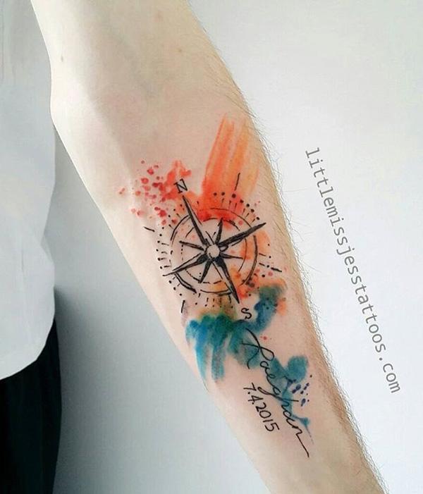 Cool tetování větrné růžice se jménem a datem ve stylu akvarelu na rukávu