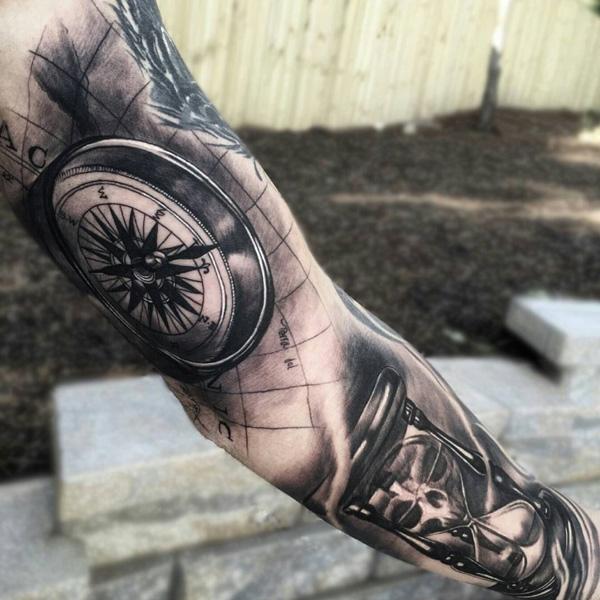 Kompass-und-Sanduhr-Full-Sleeve-Tattoo-für-Mann-75