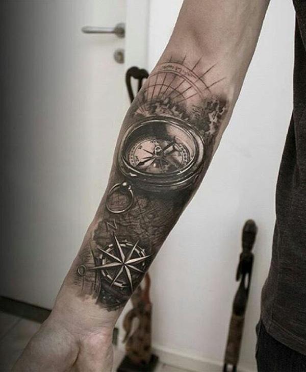 Schwarz-Weiß-Kompass-Tinte-Kunst auf dem Unterarm