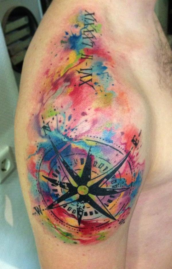 Aquarell Windrose Tattoo an der Schulter