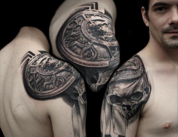 3D kompasové tetování na rameni