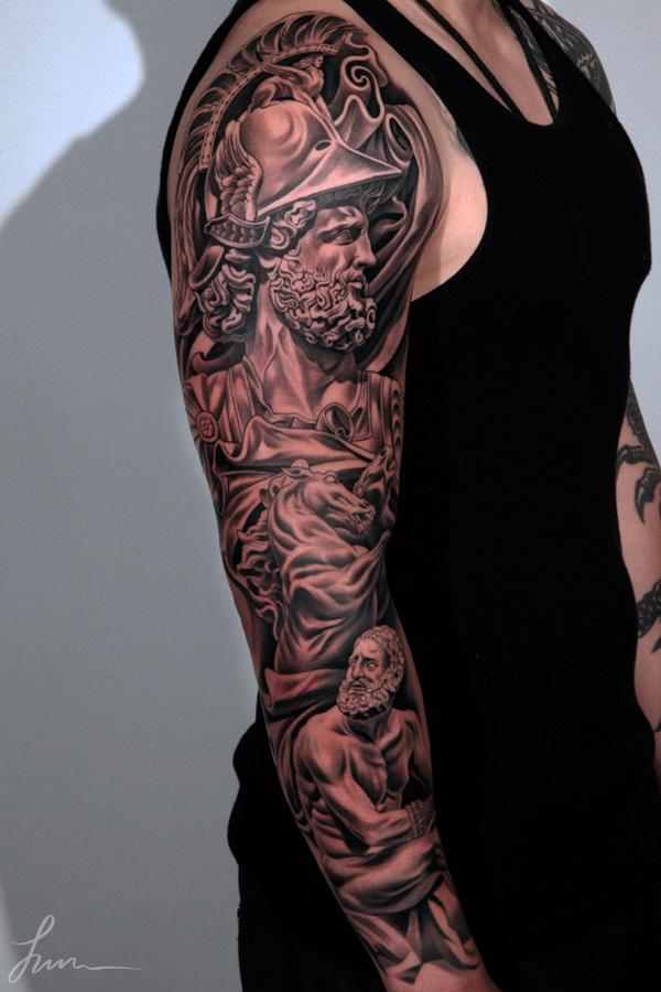 Působivé Warrior Tattoo umístěné na plné paži pro muže