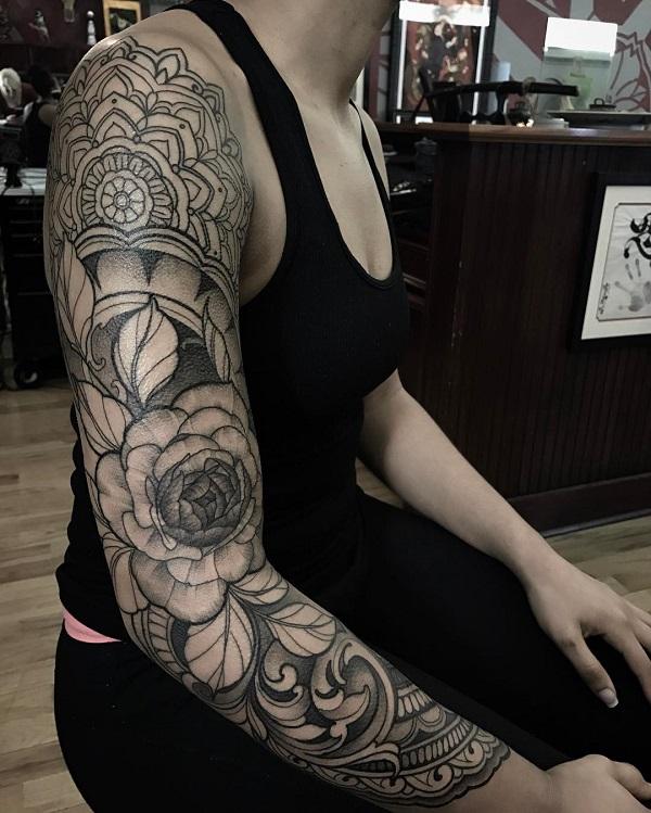 Gemischte Blumen Tattoo am ganzen Ärmel