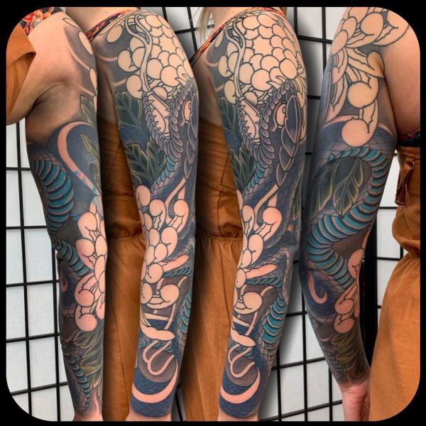 Tetování inspirované japonským stylem s hadem a přehnaným květem kiku