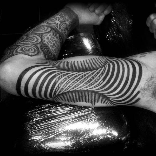 pánské tetování s geometrickým tetováním na paži