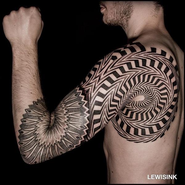 Geometrická symetrie tetování s plným rukávem s kmenovou mandalou pro muže