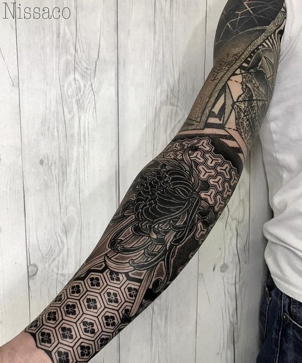 tetování s plným rukávem na téma chryzantéma