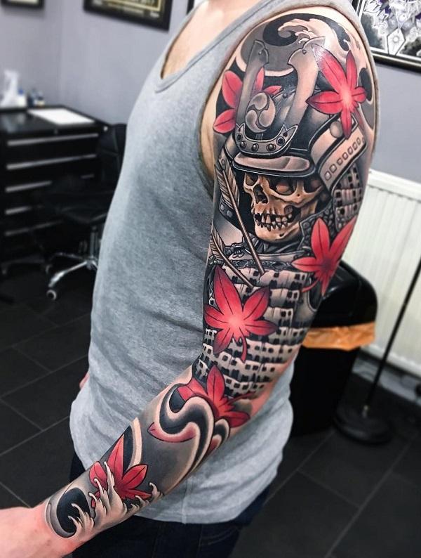 Zuckerschädel mit Helm Tattoo am Arm